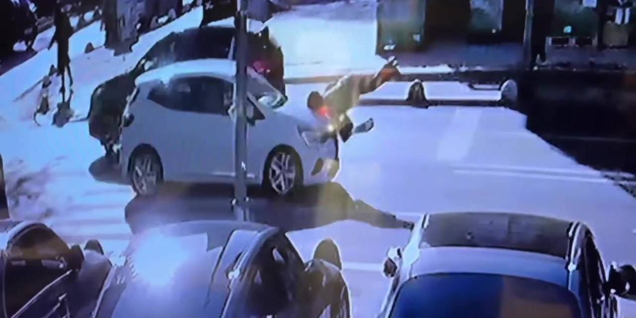 Kadıköy’de Yolun Karşısına Geçen Kadına Otomobilin Çarptığı Kaza Kamerada