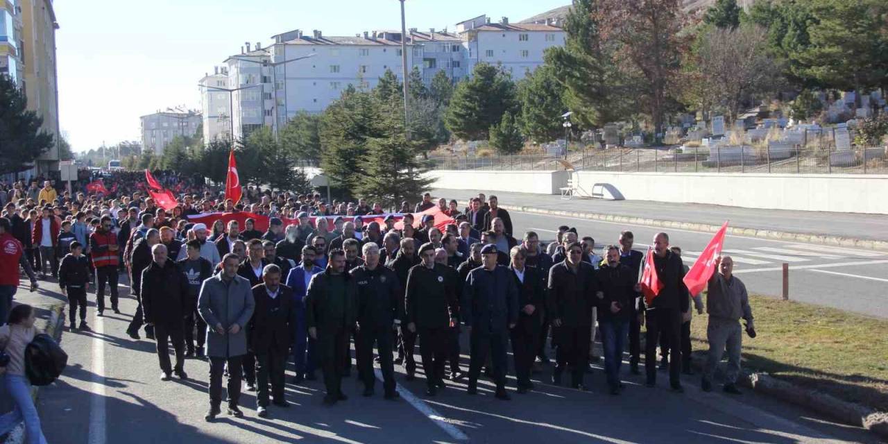 Onlarca Vatandaş Şehitler İçin Yürüdü