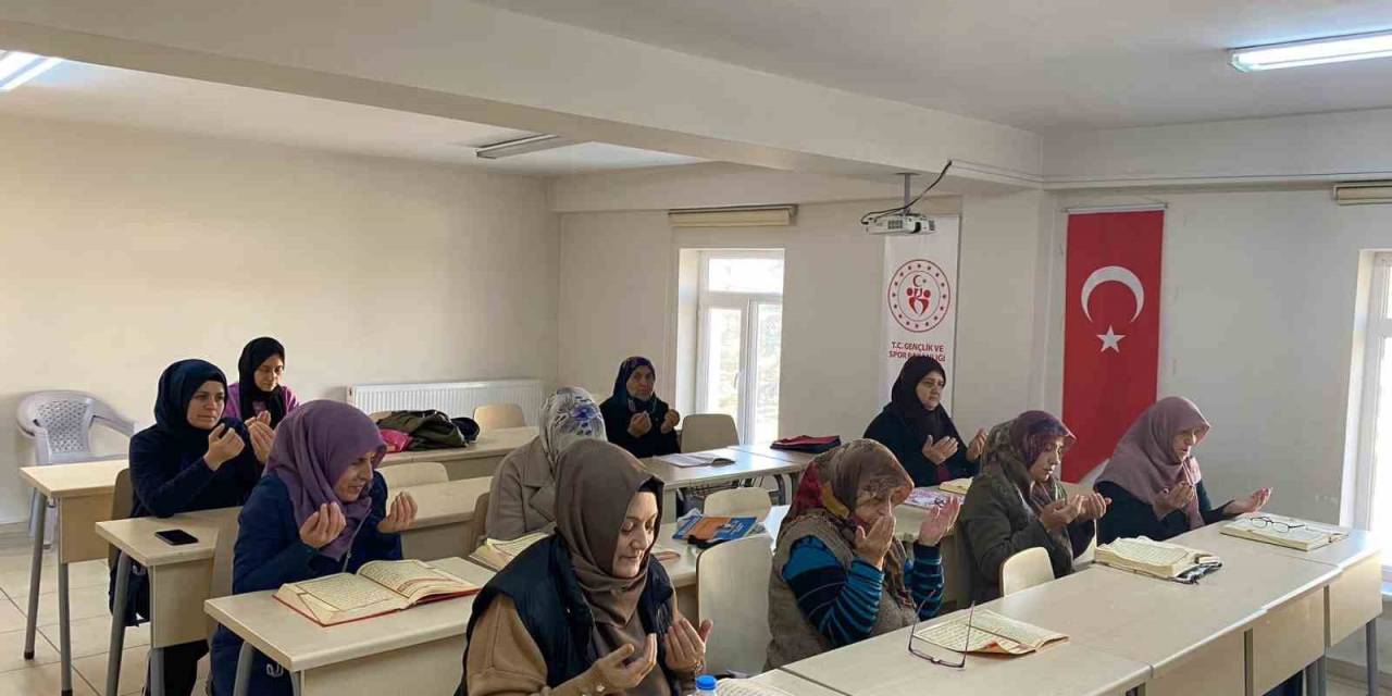 Amasya’da Hem Kurslarında Eller Şehitler İçin Semaya Kalktı