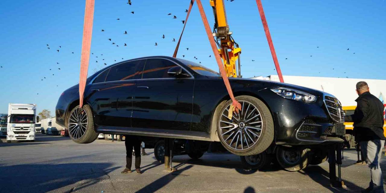 16 Milyonluk Otomobil Basit Bir Kazada Yolda Kaldı
