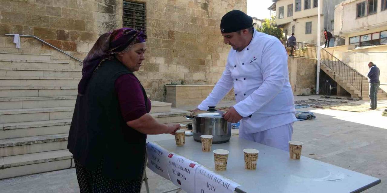 Şehitler İçin Çorba Dağıttı