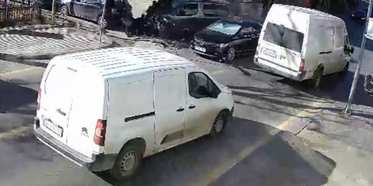 Sakarya’da 4 Aracın Karıştığı Zincirleme Kaza Kamerada: Vatandaşlar Yardıma Böyle Koştu