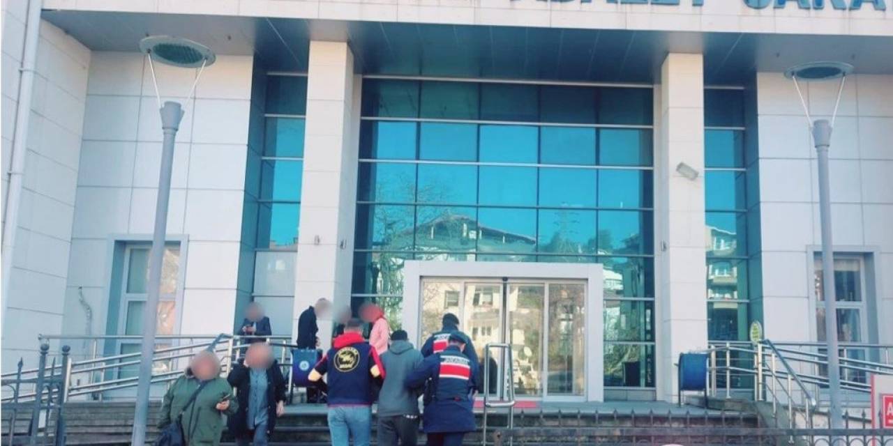 Jandarma Yağma Suçundan Aranan Zanlıyı Yakaladı