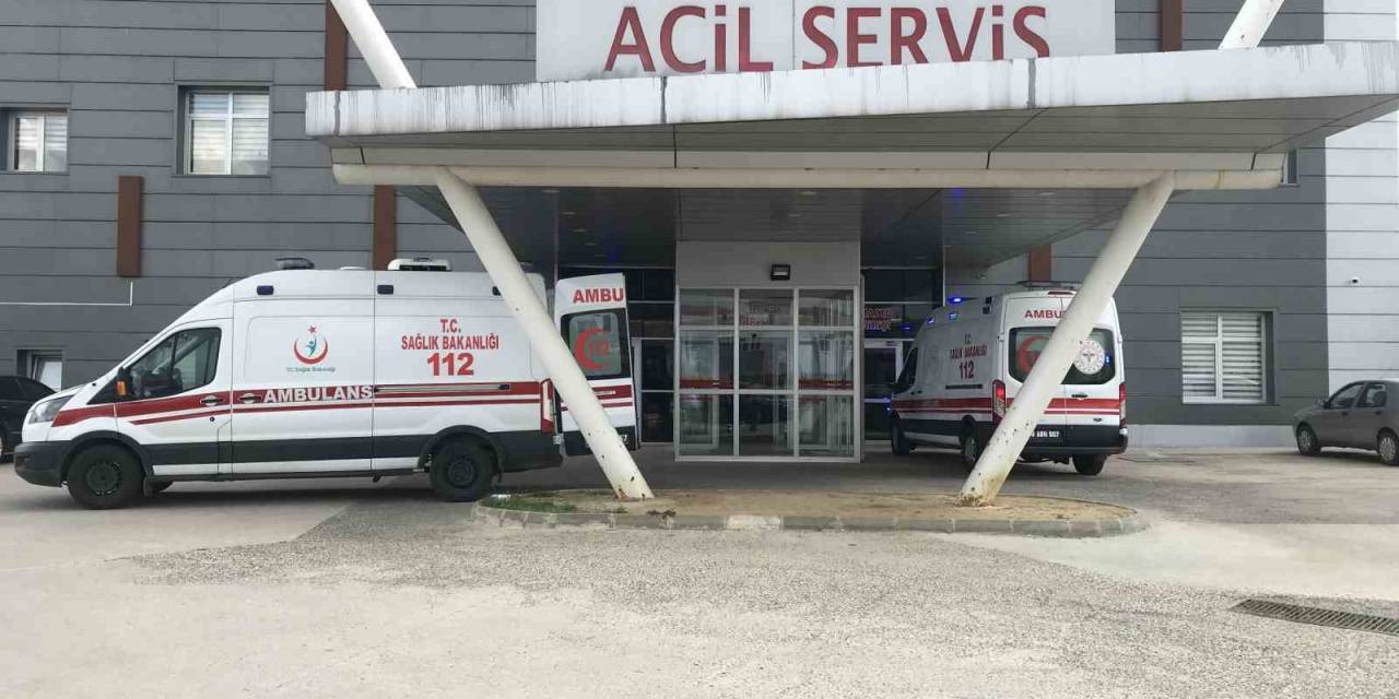 Traktör Devrildi, Sürücüsü Yaralandı