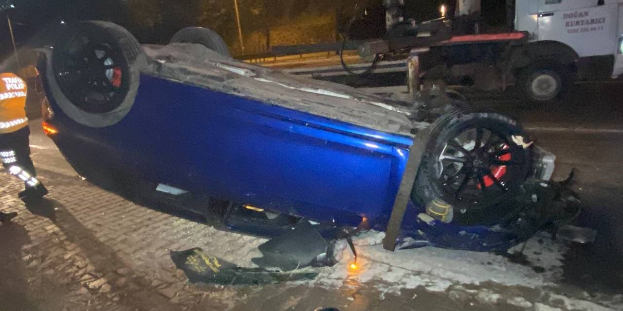 Takla Atan Otomobil 50 Metre Sürüklendi: 3 Yaralı