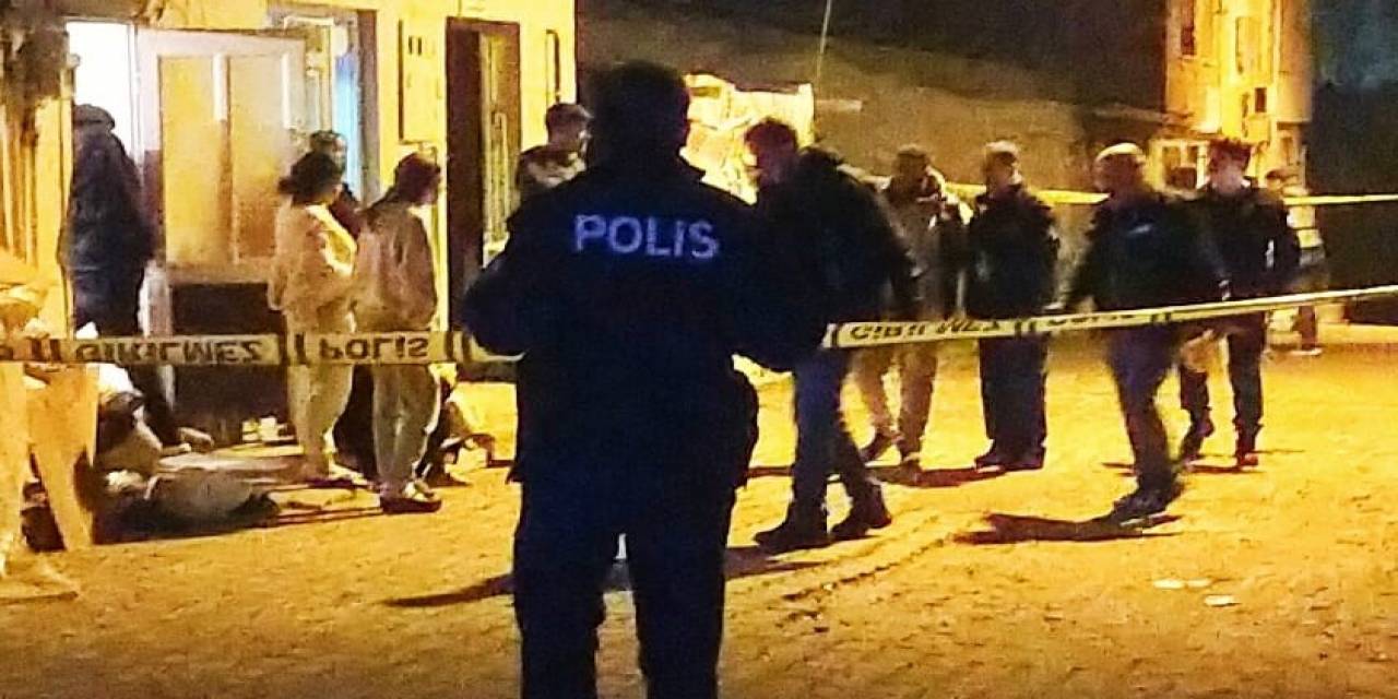 Araçla Girdikleri Sokakta Bir Evi Kurşun Yağmuruna Tuttular