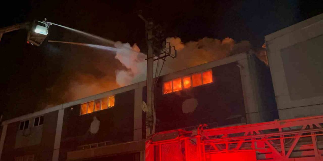 Bursa’da Mobilya İmalathanesi Alevlere Teslim Oldu