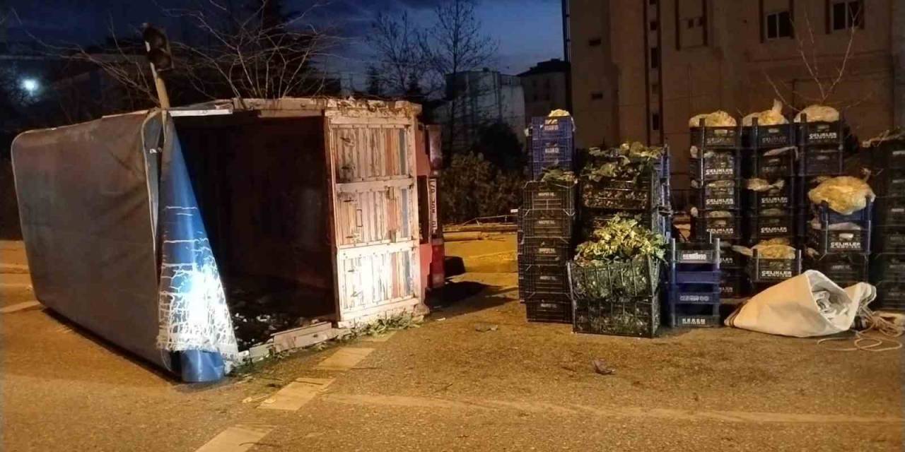 Sancaktepe’de Direksiyon Hakimiyeti Kaybedilen Kamyon Devrildi