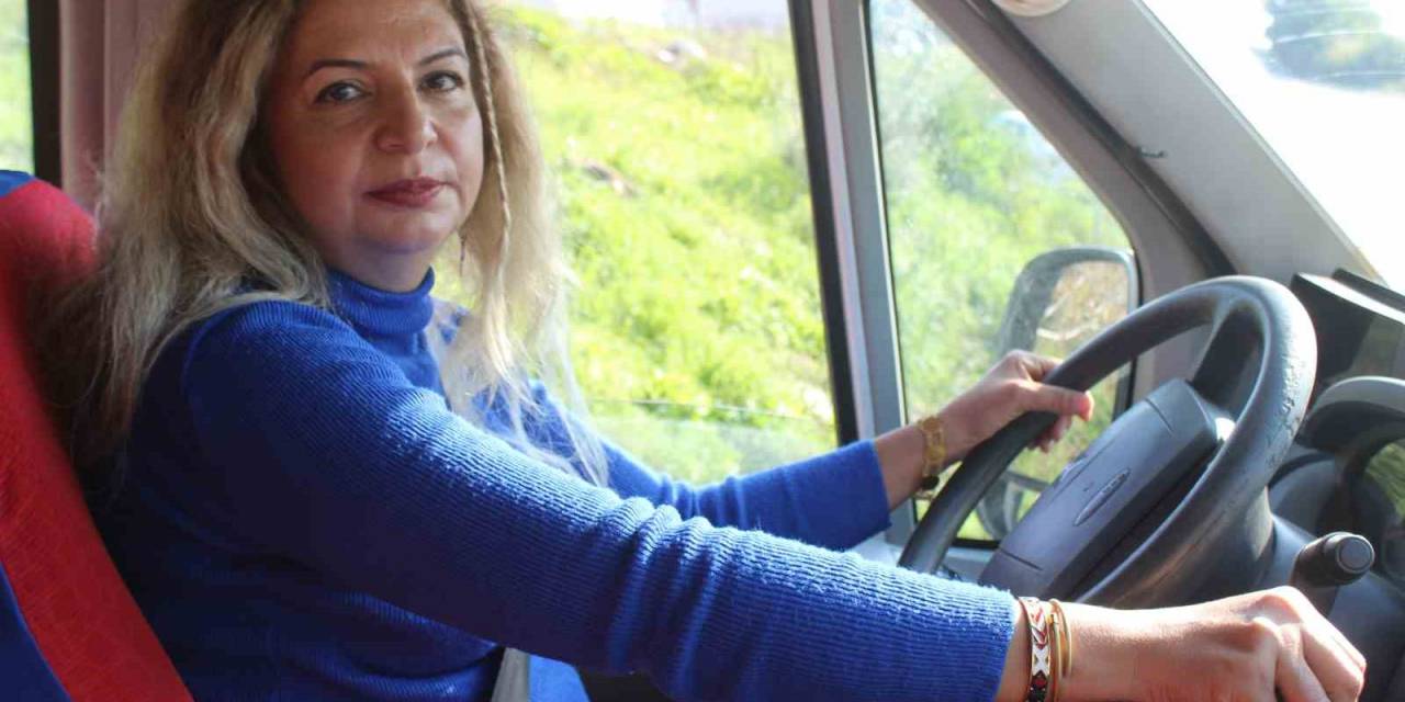 10 Yıldır Direksiyon Sallayan Servis Şoförü Fatma; Çocuklara Mutluluk, Ailelere Güven Veriyor