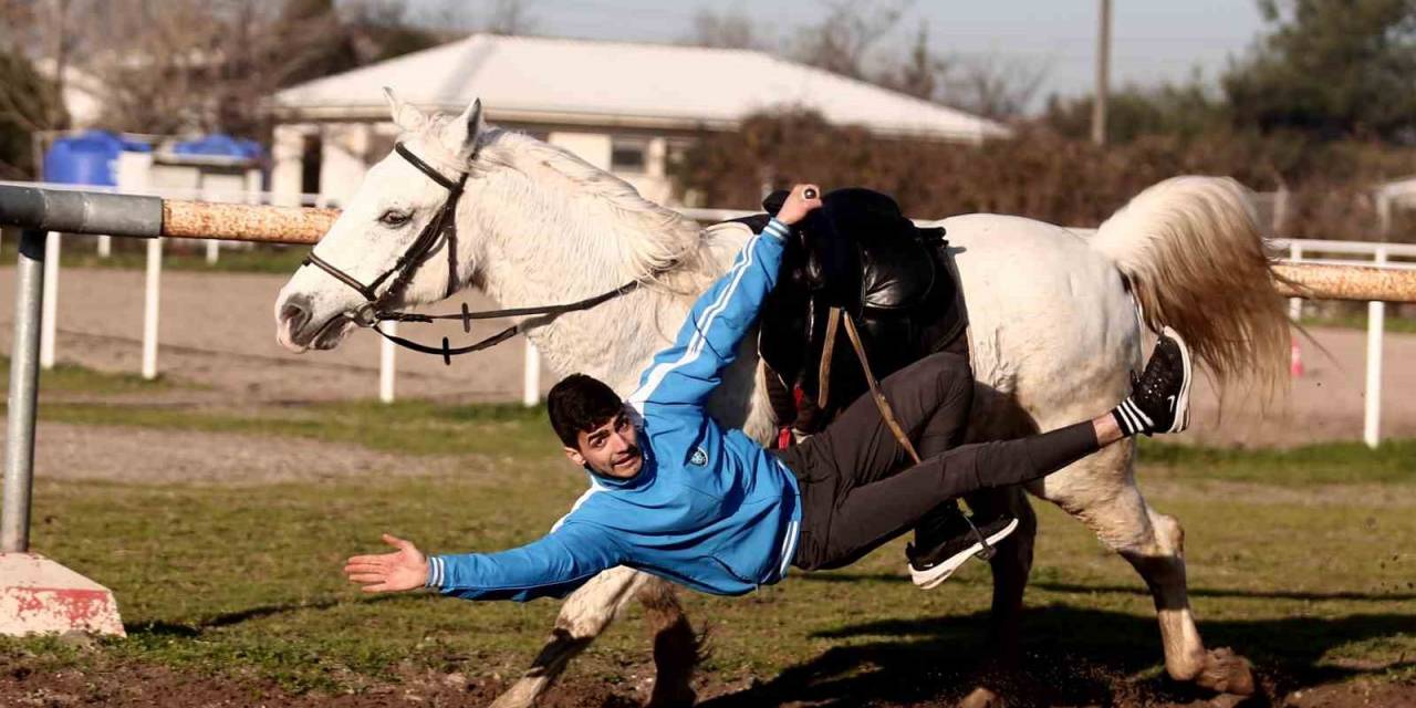 At Üzerinde Yaptığı Tehlikeli Hareketlerle Yürekleri Ağza Getiriyor