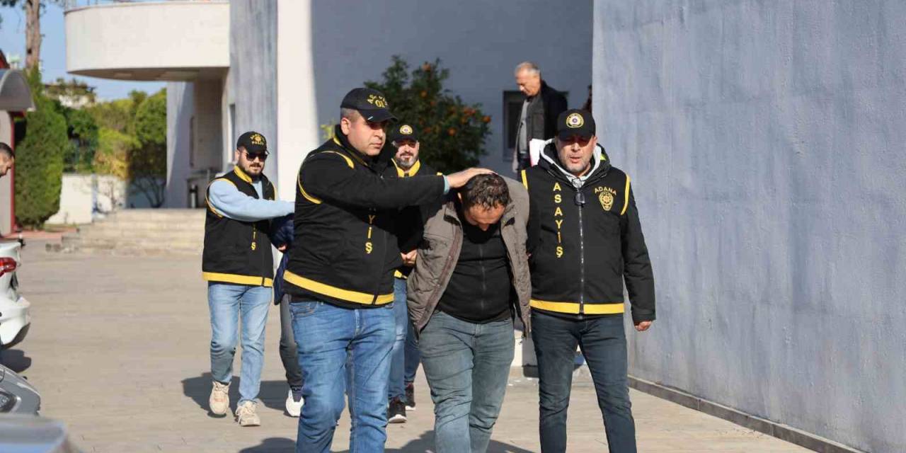 Taksinin Bagajından Hafif Makineli Tüfek Ve 2 Ruhsatsız Silah Çıktı