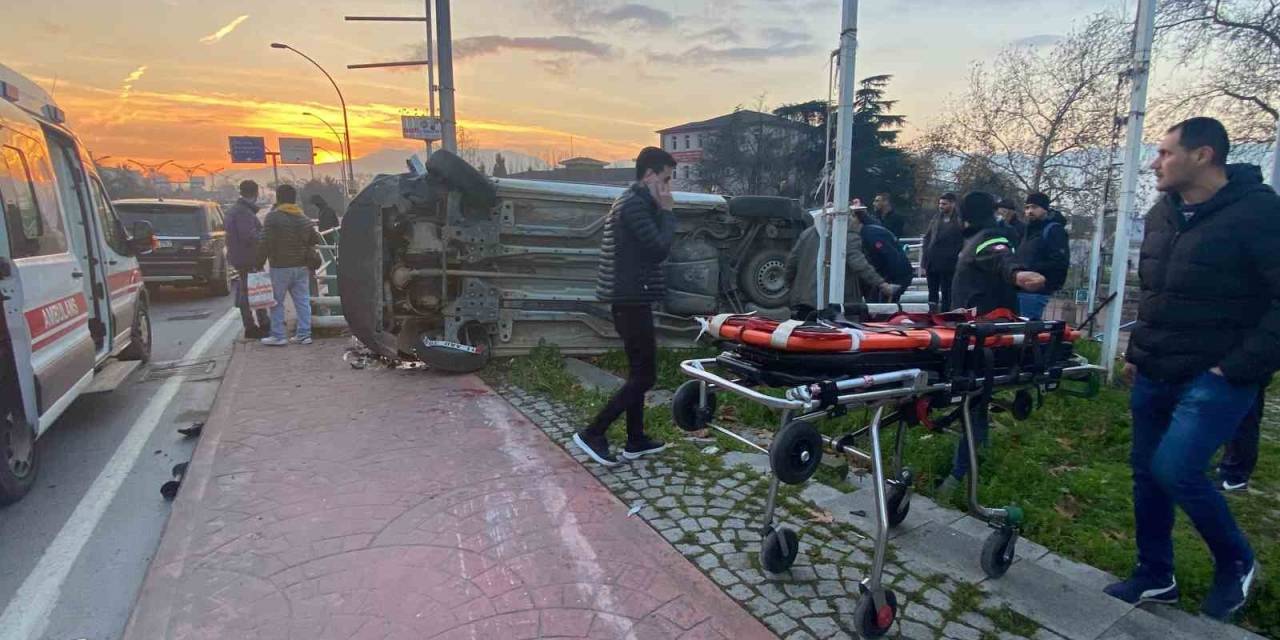 Cip İle Çarpışan Hafif Ticari Araç Takla Attı: 2 Yaralı