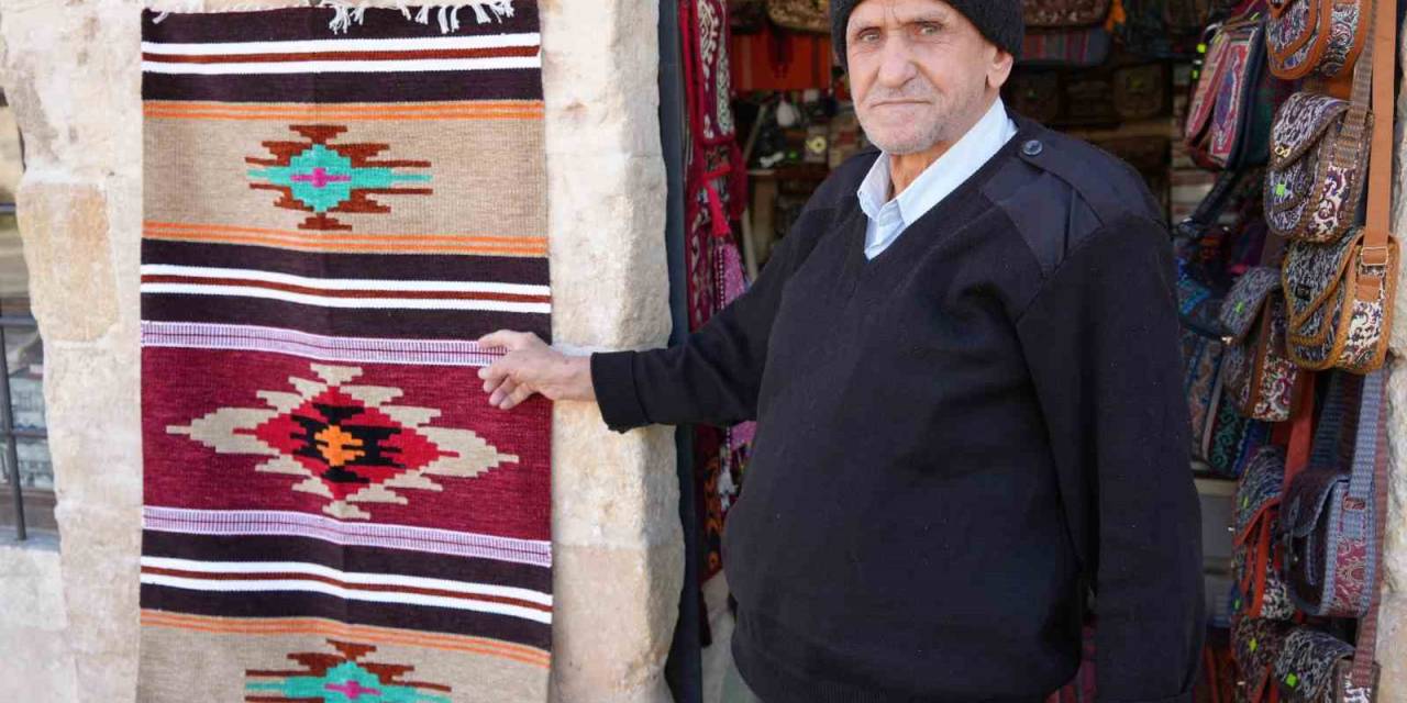 81 Yaşındaki Kilimci, 3 Metrekarelik Dükkanında Teknolojiye Direniyor