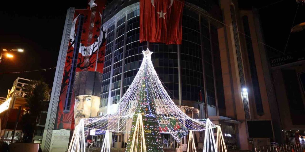 10 Metrelik Yılbaşı Ağacını Yeni Yıl İçin Süslediler