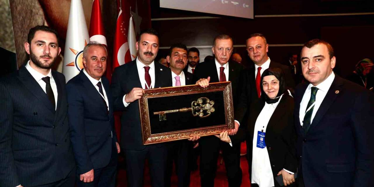 Zonguldak Heyeti, Cumhurbaşkanı Erdoğan’a Şehrin Temsili Anahtarını Takdim Etti