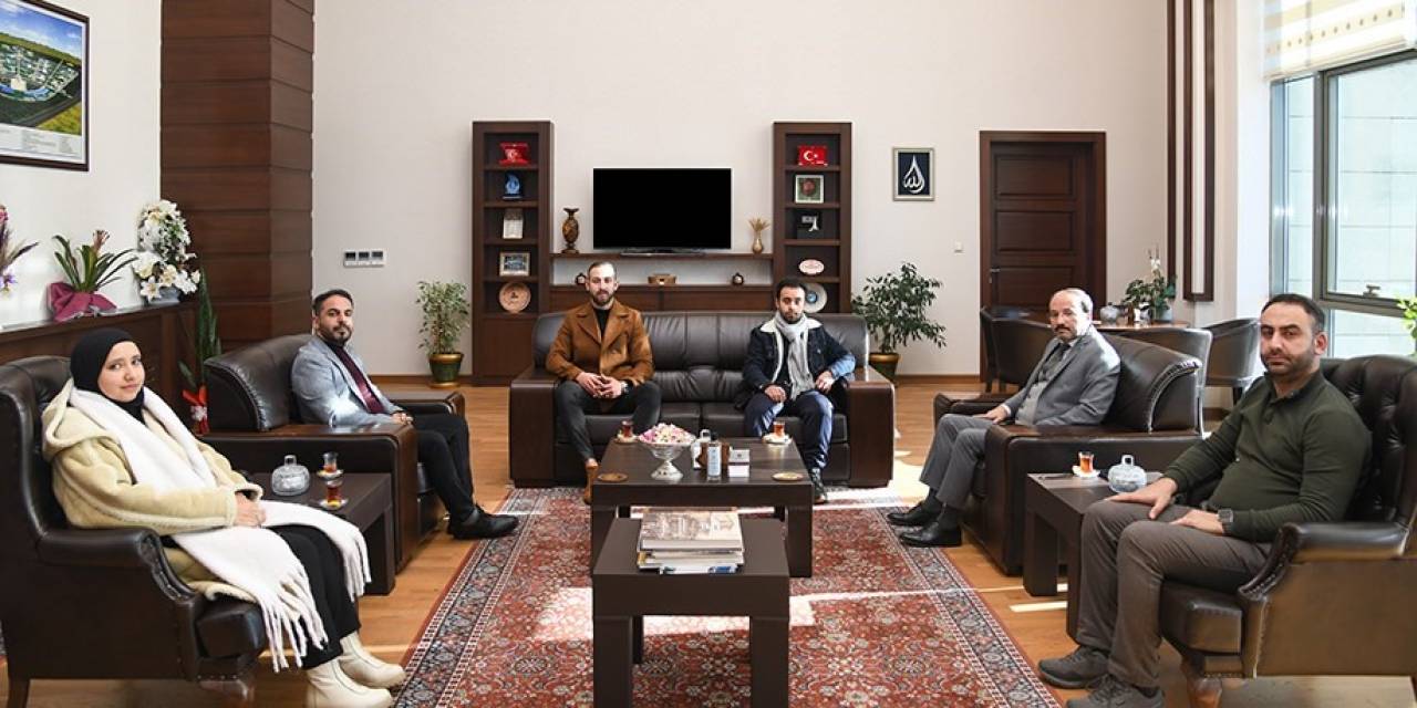 Rektör Çakmak Gazzeli Öğrencileri Makamında Ağırladı