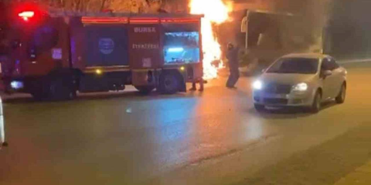 Seyir Halindeki Servis Otobüsü Alev Alev Yandı
