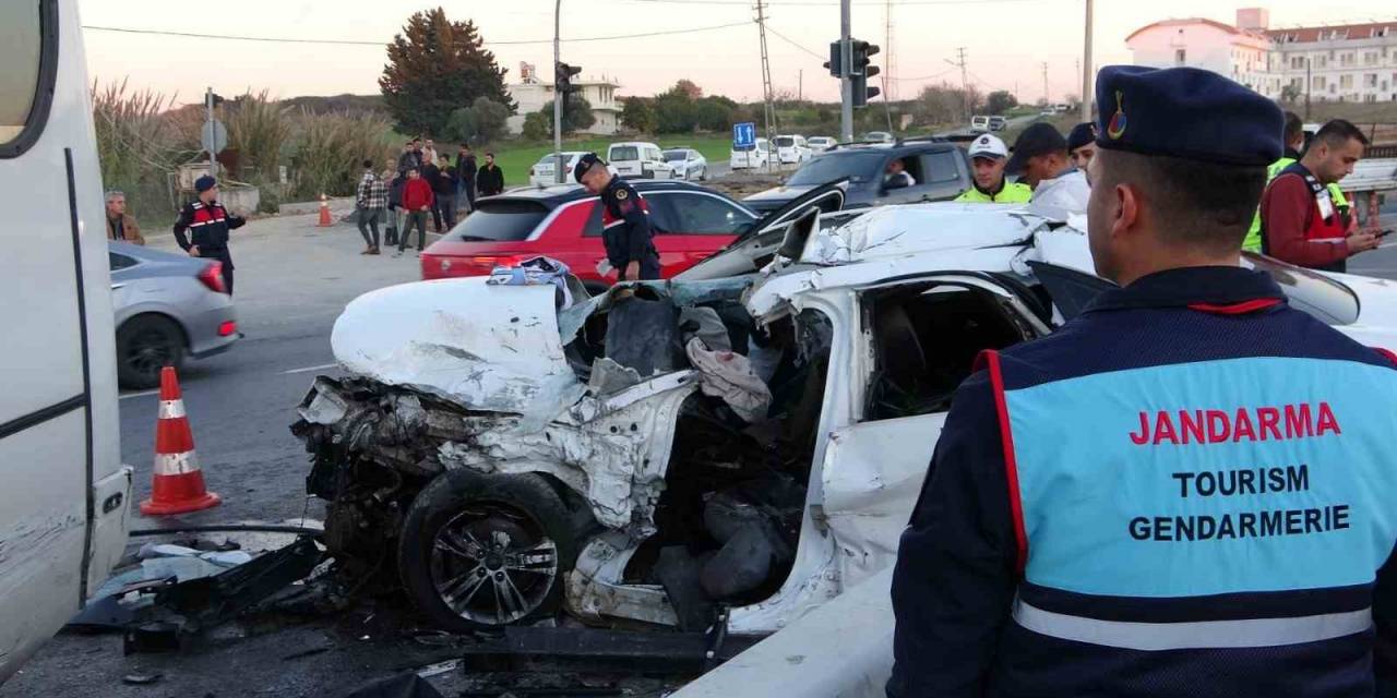 Antalya’da Otel Servisi İle Otomobil Çarpıştı: 2 Ölü, 14 Yaralı