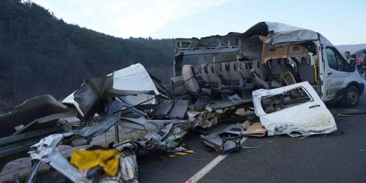 Akıllara Durgunluk Veren Kaza, Minibüs Kağıt Gibi Yırtıldı: 1 Ölü, 4 Yaralı