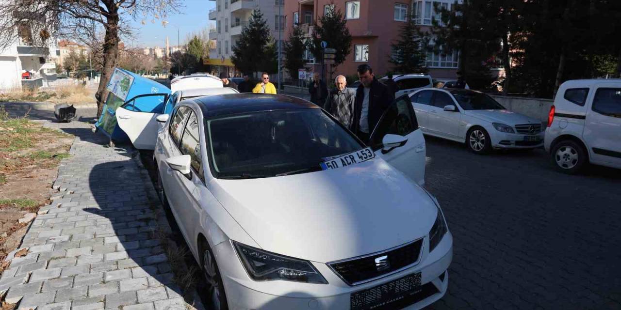Aracına Çarpan Şoföre Kızdı: "Arabayı Duman Etmişsin"