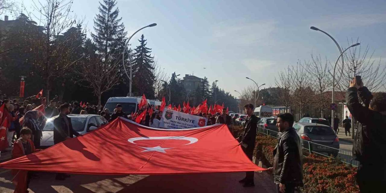 Çorum’da “Şehitlere Saygı” Yürüyüşü Düzenlendi