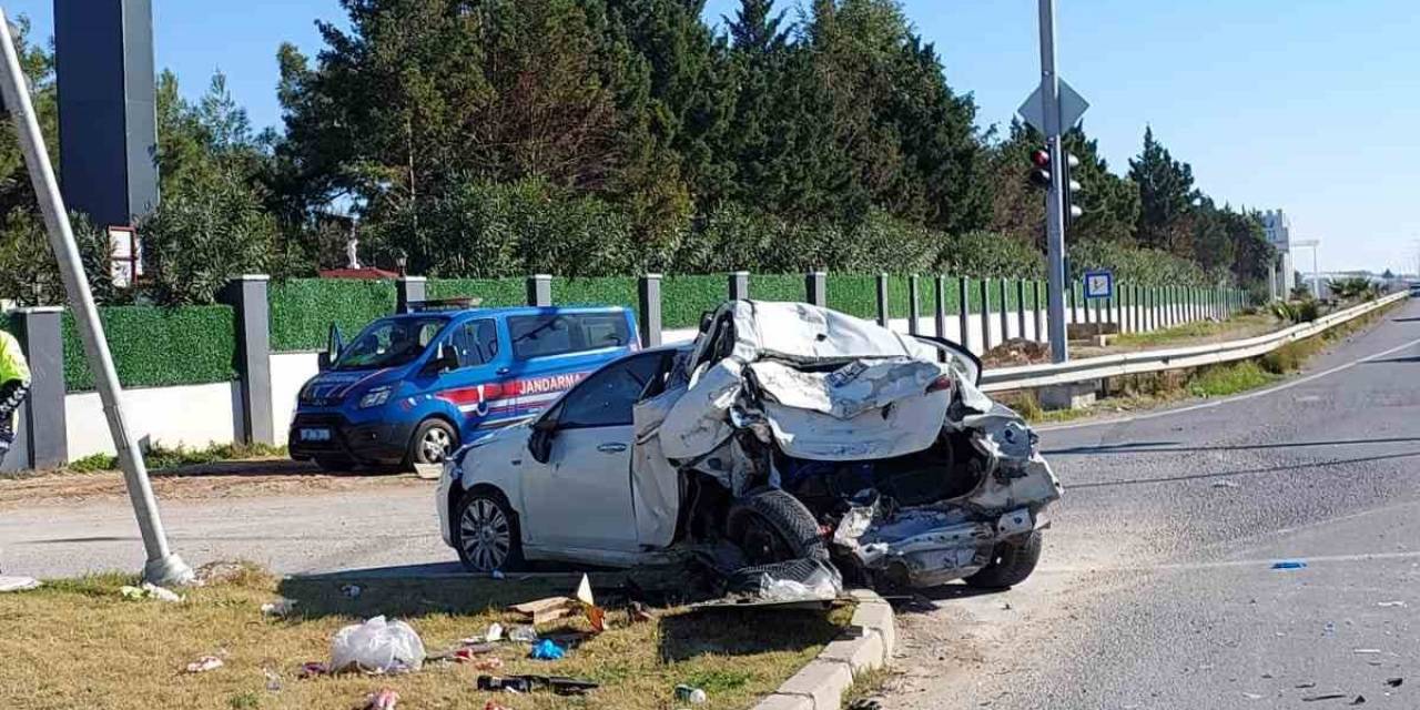 Kamyon, Kırmızı Işıkta Duran Otomobile Çarptı:2 Yaralı