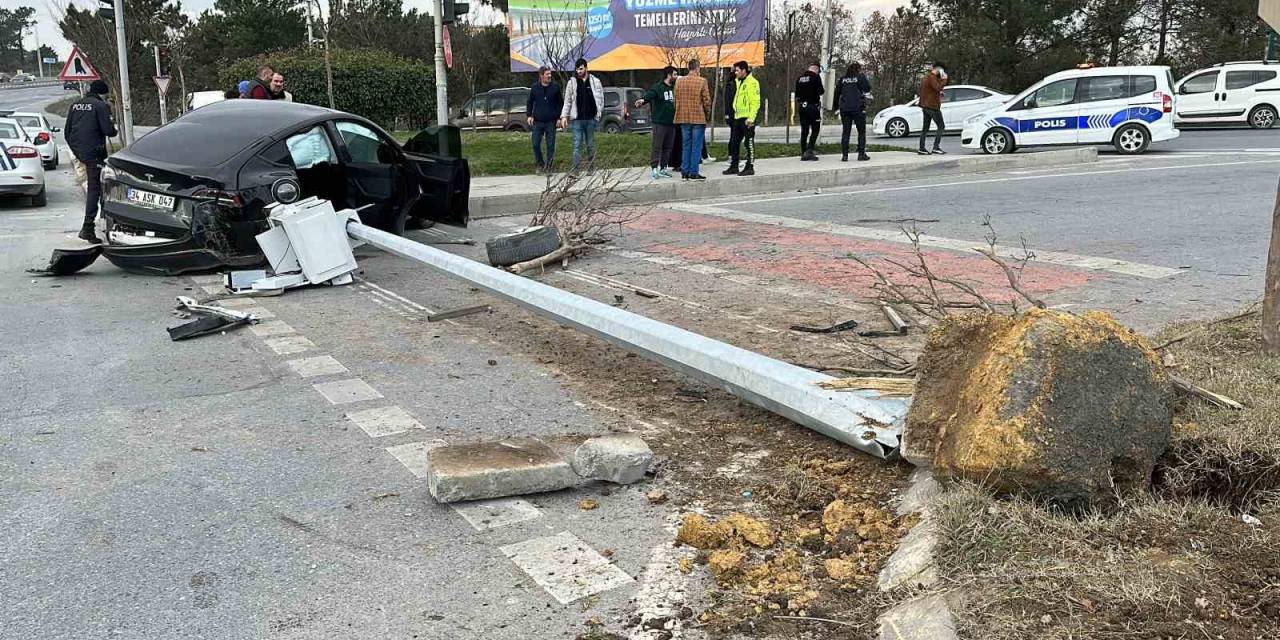 Kırmızı Işıkta Geçtiği İddia Edilen Tesla Sürücüsü Önce Minibüse Sonra Kgys Direğine Çarptı: 1 Yaralı