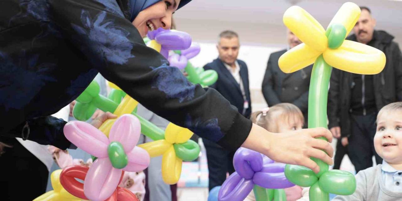 Bakan Göktaş Savaş Mağduru Ukraynalı Çocukları Ziyaret Etti