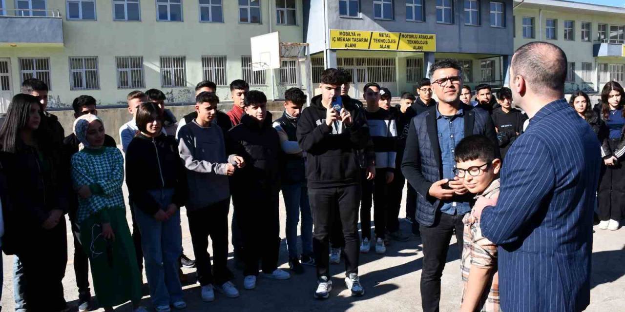 Adıyamanlı Öğrenciler, Depremde Yanlarında Olan Sivereklilere Gül Dağıttı