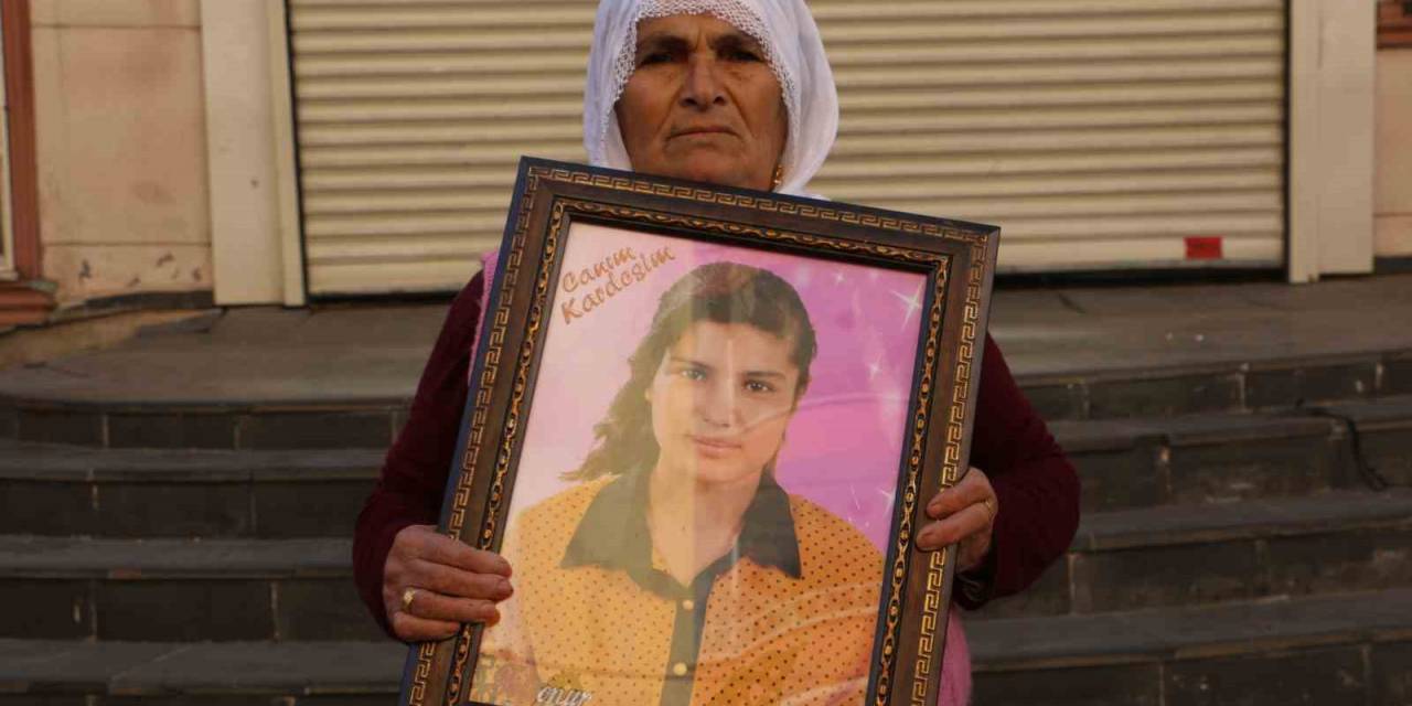 9 Yıl Önce 12 Yaşındayken Kaçırılan Kızını İsteyen Anne Oturma Eylemine Dahil Oldu