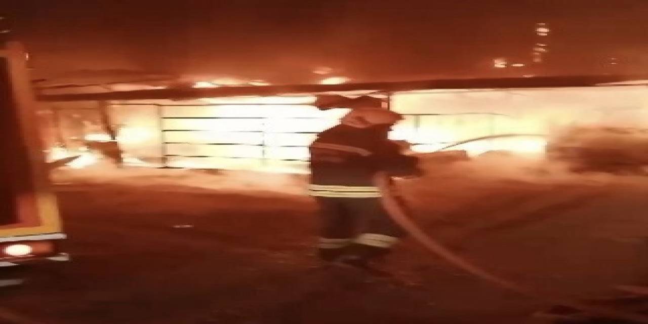 Oto Yıkamacıdaki Yangında 2 Araç Yandı