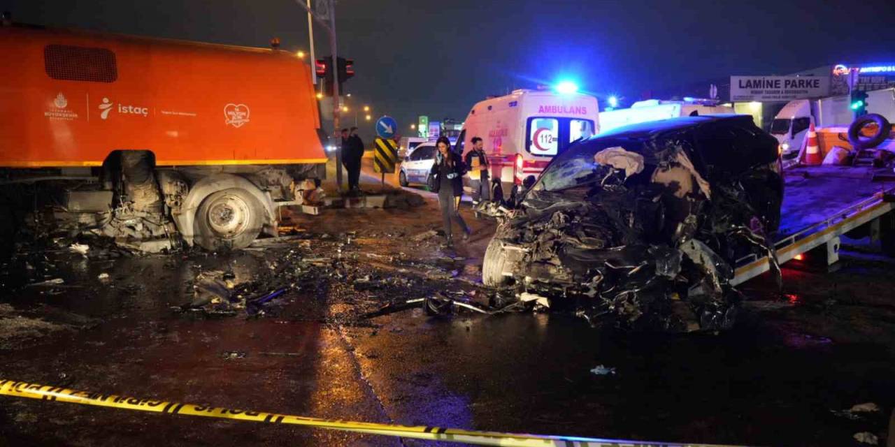Esenyurt’ta Katliam Gibi Kazada Kırmızı Işıkta Geçen Cip, Yol Temizleme Aracına Çarptı: 2 Ölü, 2 Yaralı
