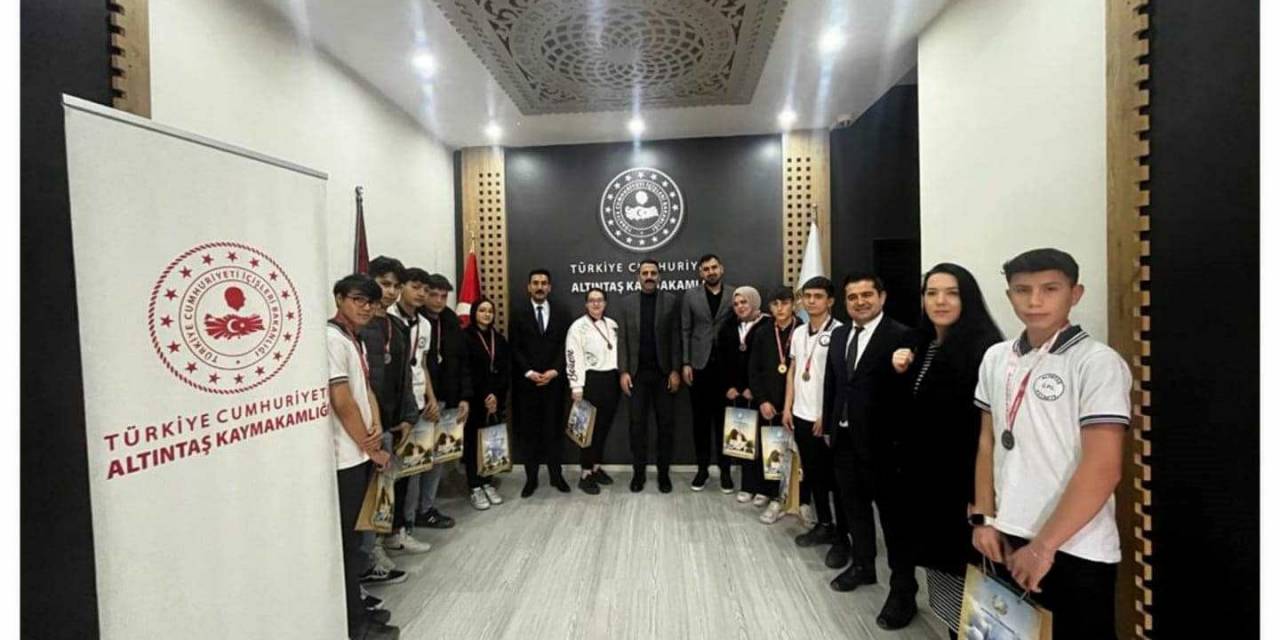 Kaymakamı Bozoğlan, Spor Müsabakalarında Dereceye Giren Öğrencileri Ödüllendirdi