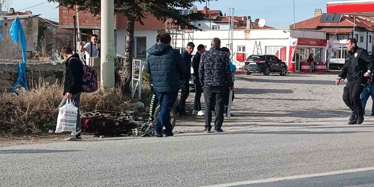 Akaryakıt İstasyonundan Çıkan Motosiklete Otomobil Çarptı