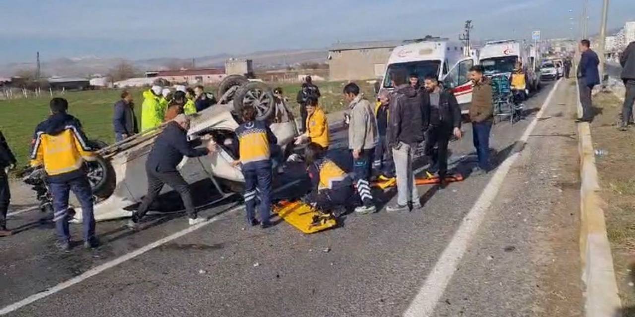 Diyarbakır’da Hafriyat Kamyonu Otomobille Çarpıştı: 1’i Ağır 3 Yaralı