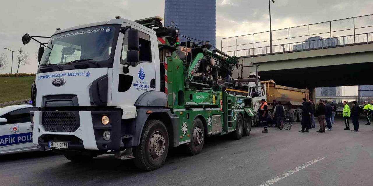 Basın Ekspres Yolu’nda Zincirleme Kaza: Hafriyatlar Yola Saçıldı