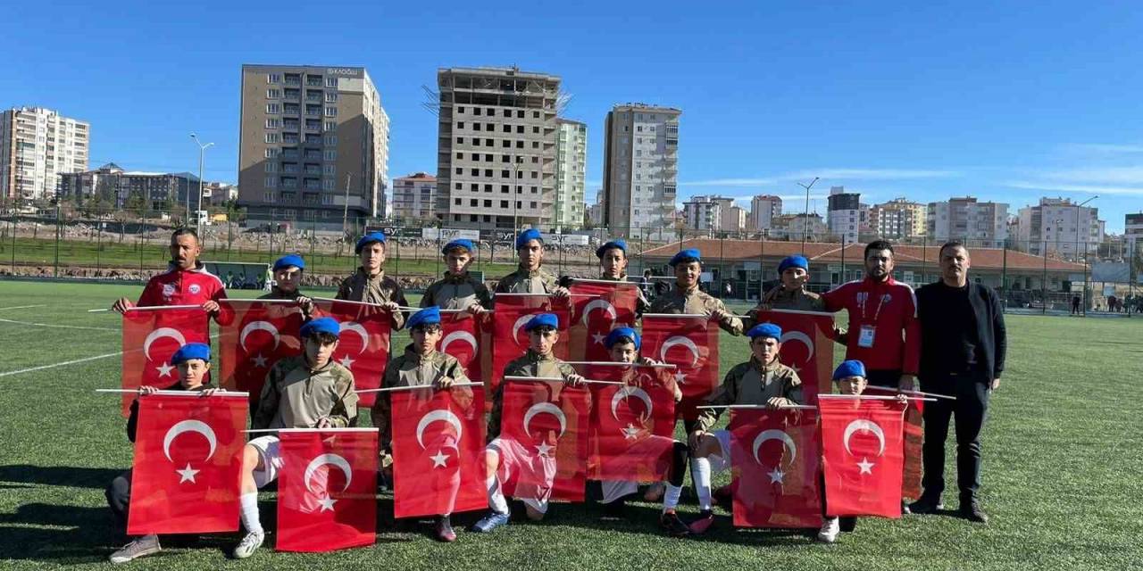 U-16 Ligi Maçında Futbolcular Sahaya Kamuflaj İle Çıktı