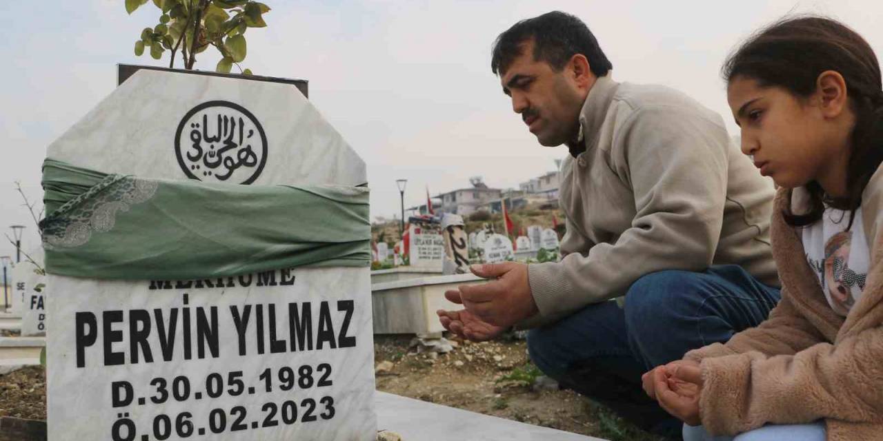 Ailesinden Geriye Kalan Kızıyla, Evlatlarının Ve Eşinin Mezarını Ziyaret Eden Acılı Baba: “2023’ü Hiç Unutmayacağız”