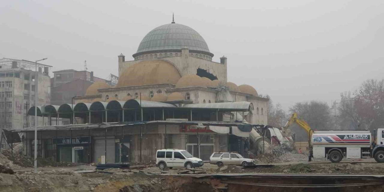 Malatya’nın Sembol Yapılarından Söğütlü Camii’nde Yıkım Başladı