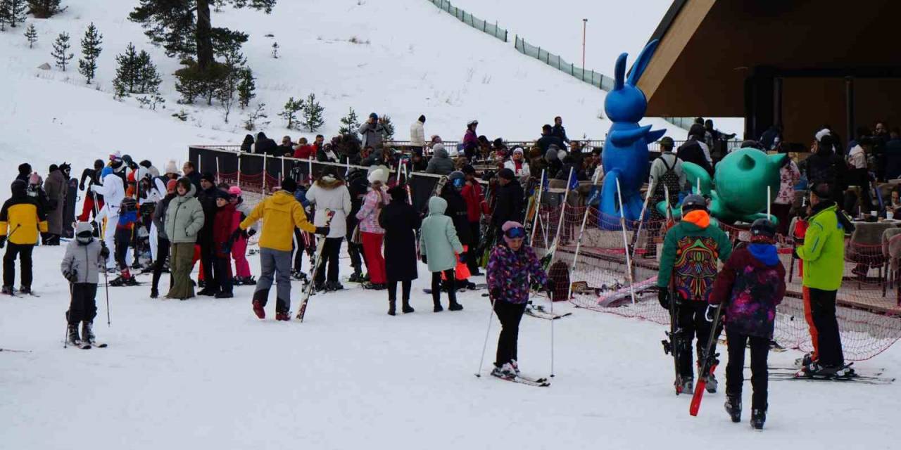 Kartalkaya’da Tatilciler Pistleri Doldurdu