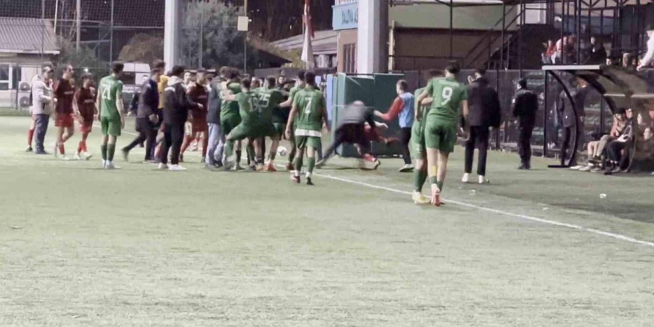 Yalova’da Gençler Maçında Olaylar Çıktı: 8 Kırmızı, 5 Sarı Kart