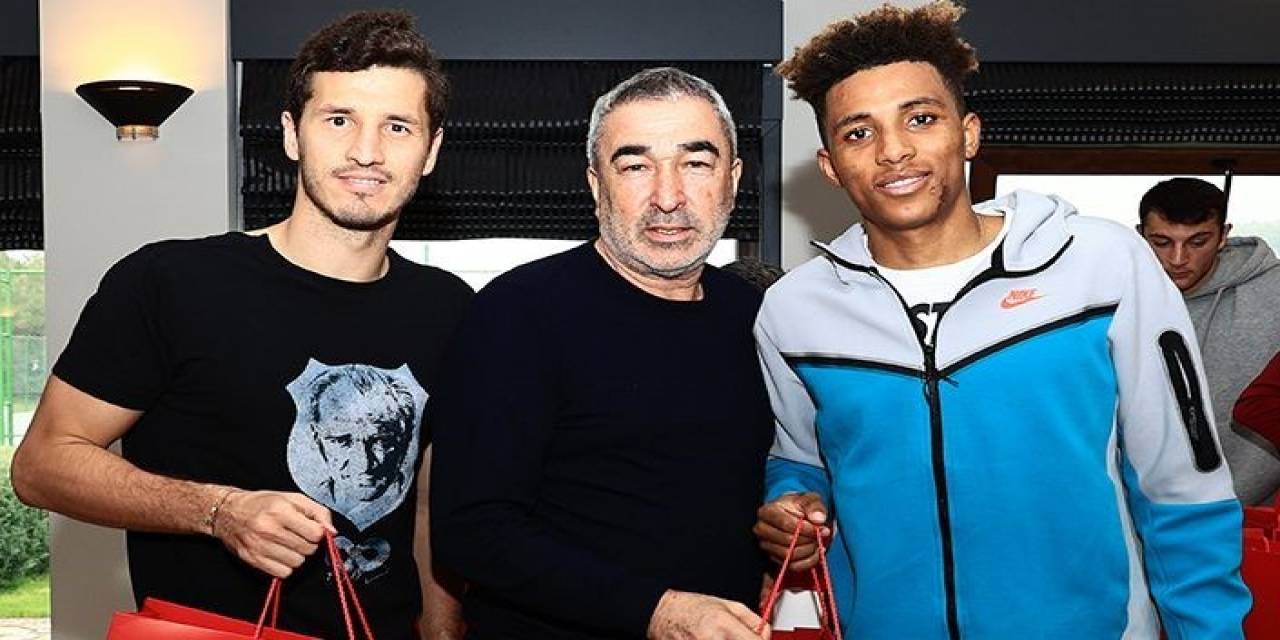 Feyyaz Uçar İle Samet Aybaba, Futbolcuların Yeni Yılını Kutladı