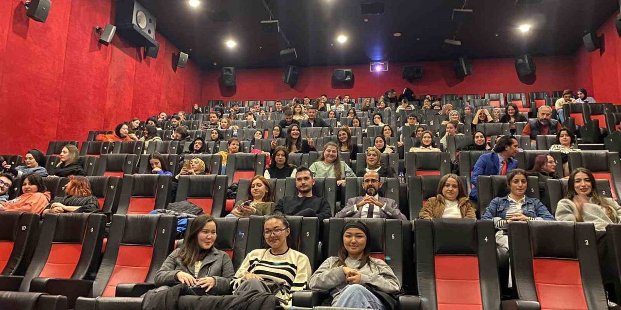 Üniversite Öğrencileri, ‘Aybüke: Öğretmen Oldum Ben’ Filmini İzledi