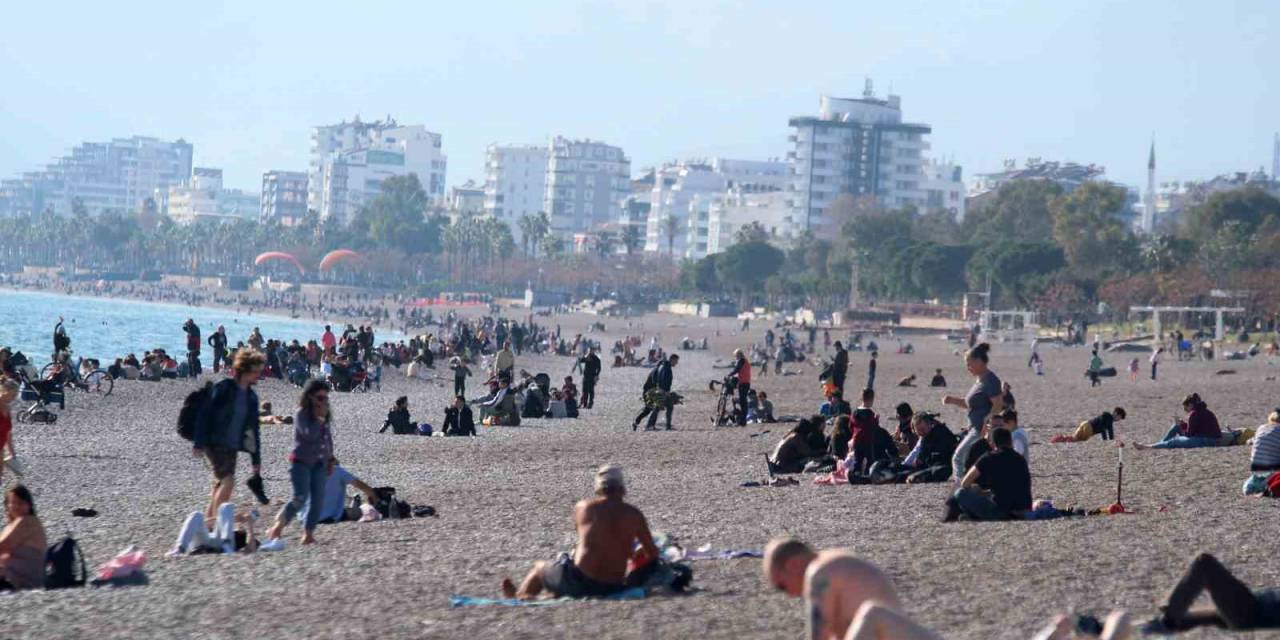 Antalya’da Dünyaca Ünlü Sahilde Yılın Son Yoğunluğu