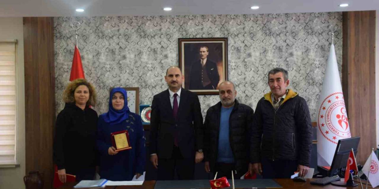 Emekliye Ayrılan Personele Teşekkür Plaketi