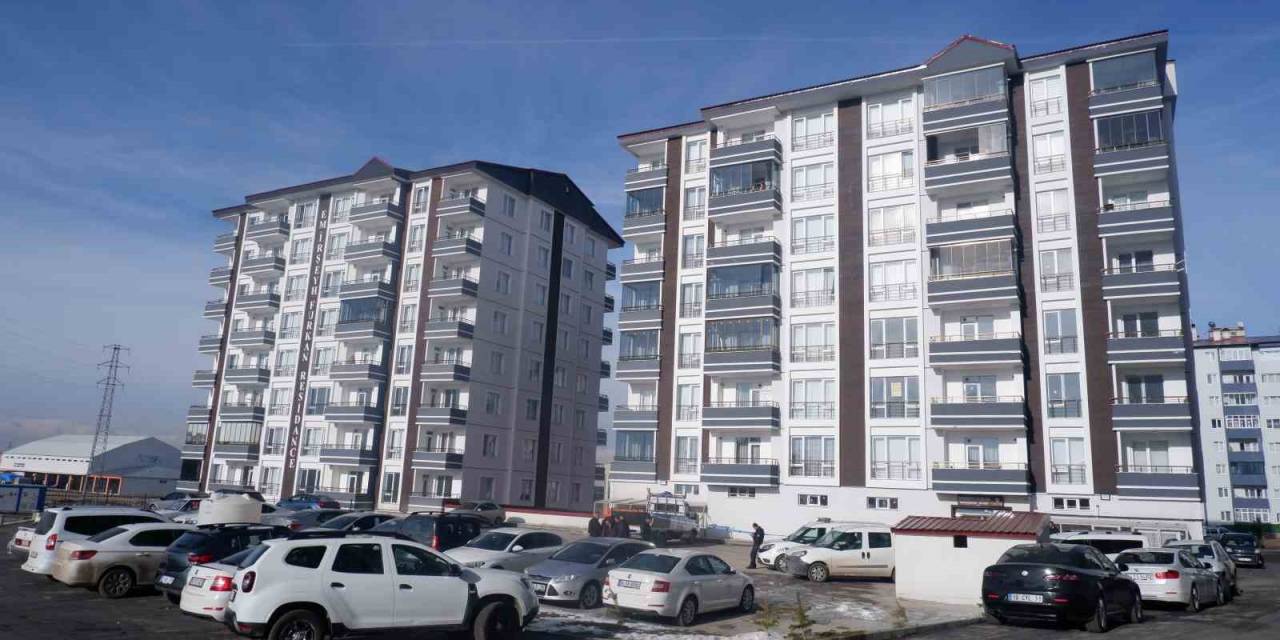 Kadın Apartmanın 4. Katından Düştü