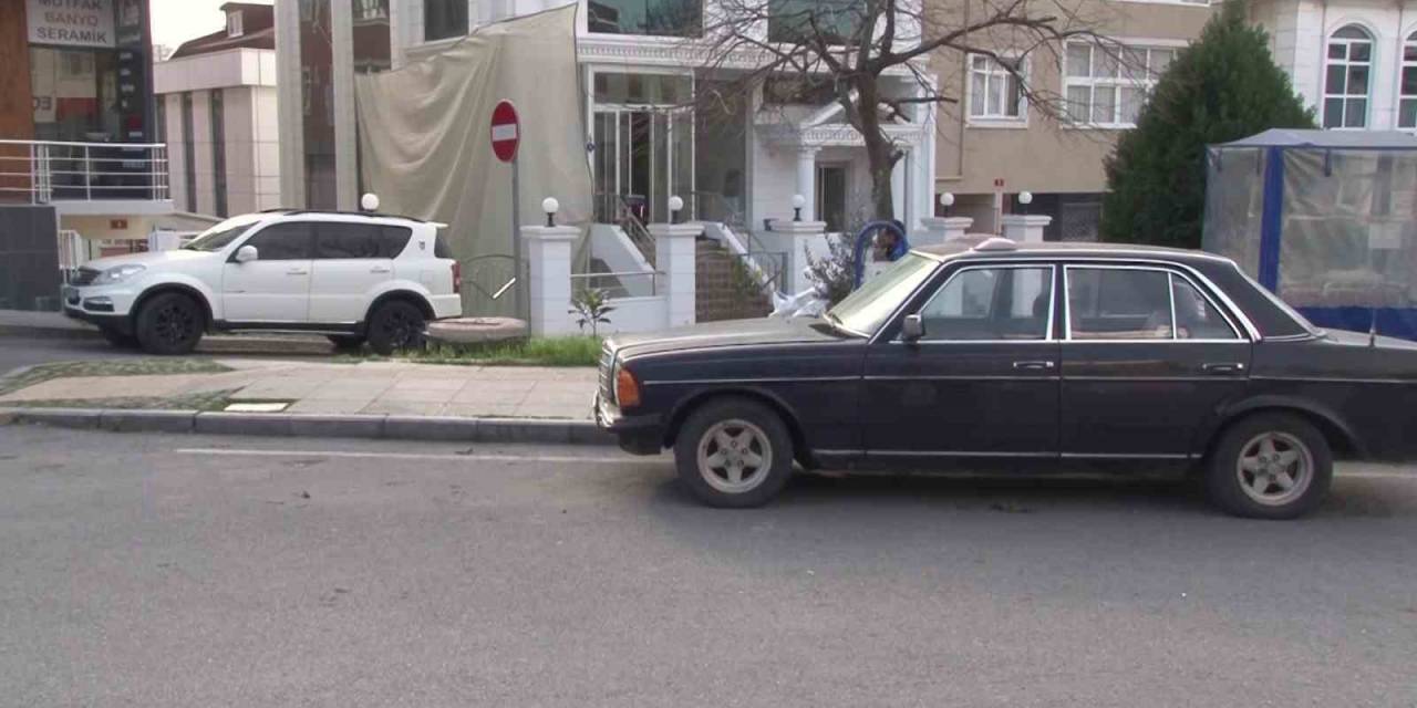 Ataşehir’de Otomobilin Camlarına Kaldırım Taşı İle Defalarca Vurdu