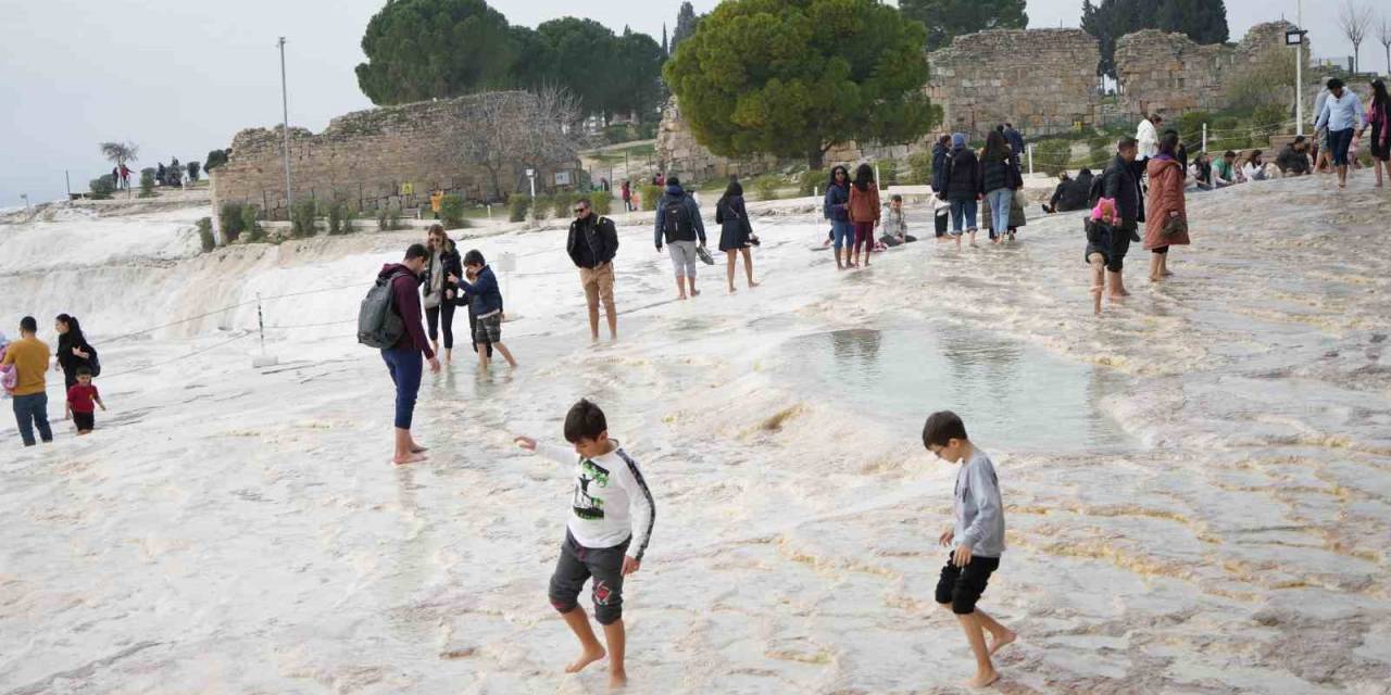 Pamukkale Yılın Son Gününde Yine Göz Kamaştırıyor