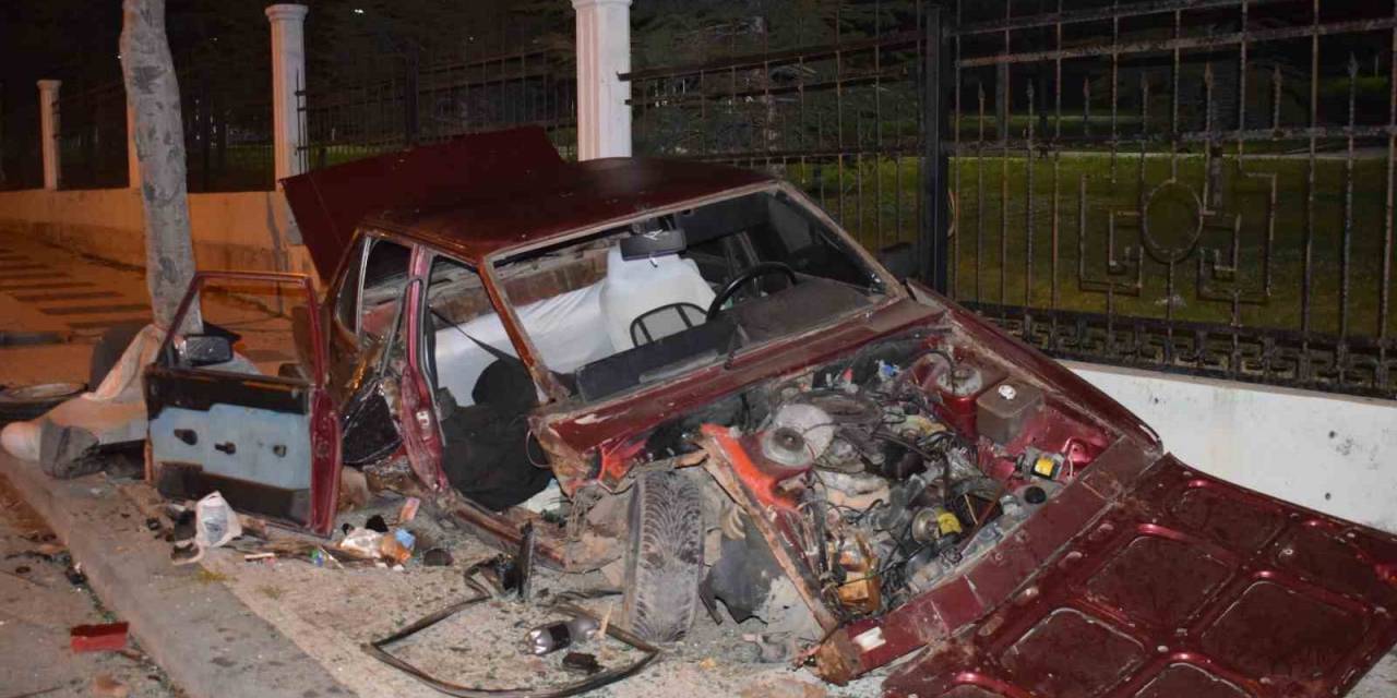 Karşı Şeride Geçip Duvara Çarpan Araç Hurdaya Döndü: 1 Yaralı