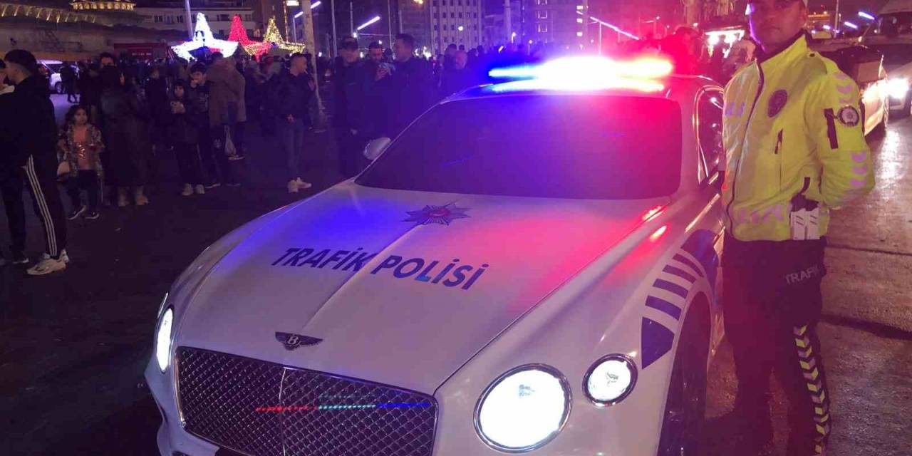 Lüks Polis Aracı Taksim’de Yeni Yıl Mesaisinde